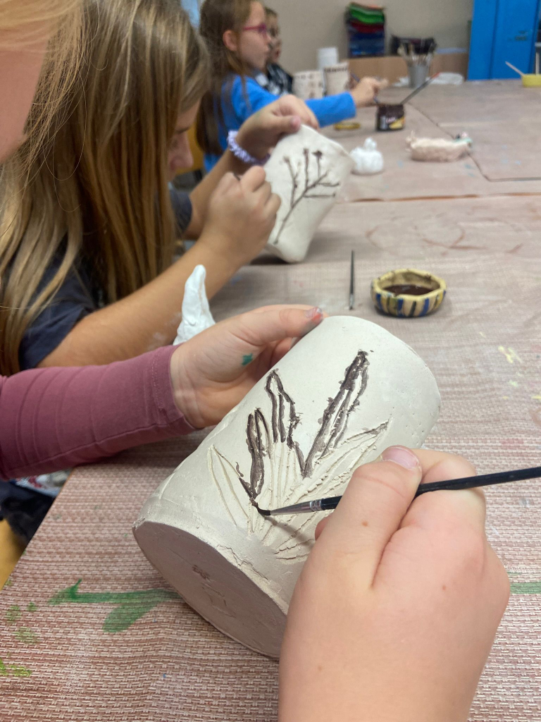 Výstava prací dětí z keramických kroužků SVČ na téma Vítání jara