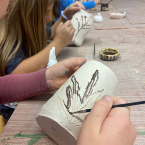 Výstava prací dětí z keramických kroužků SVČ na téma Vítání jara